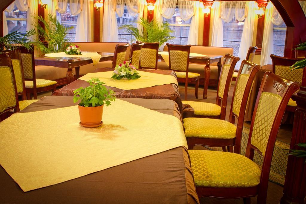 Bogdan Khmelnytskyi Otel Kiev Dış mekan fotoğraf