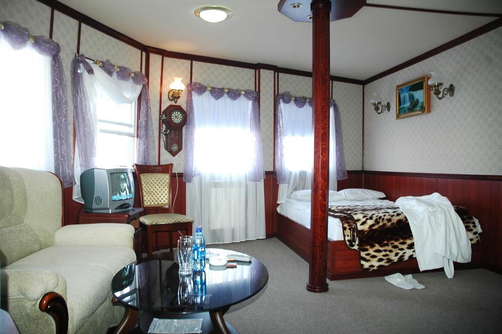 Bogdan Khmelnytskyi Otel Kiev Dış mekan fotoğraf
