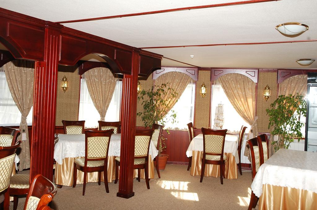 Bogdan Khmelnytskyi Otel Kiev Dış mekan fotoğraf