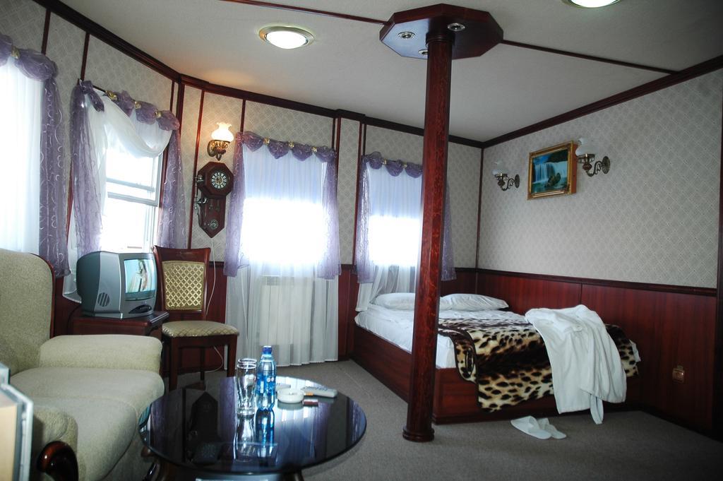 Bogdan Khmelnytskyi Otel Kiev Dış mekan fotoğraf