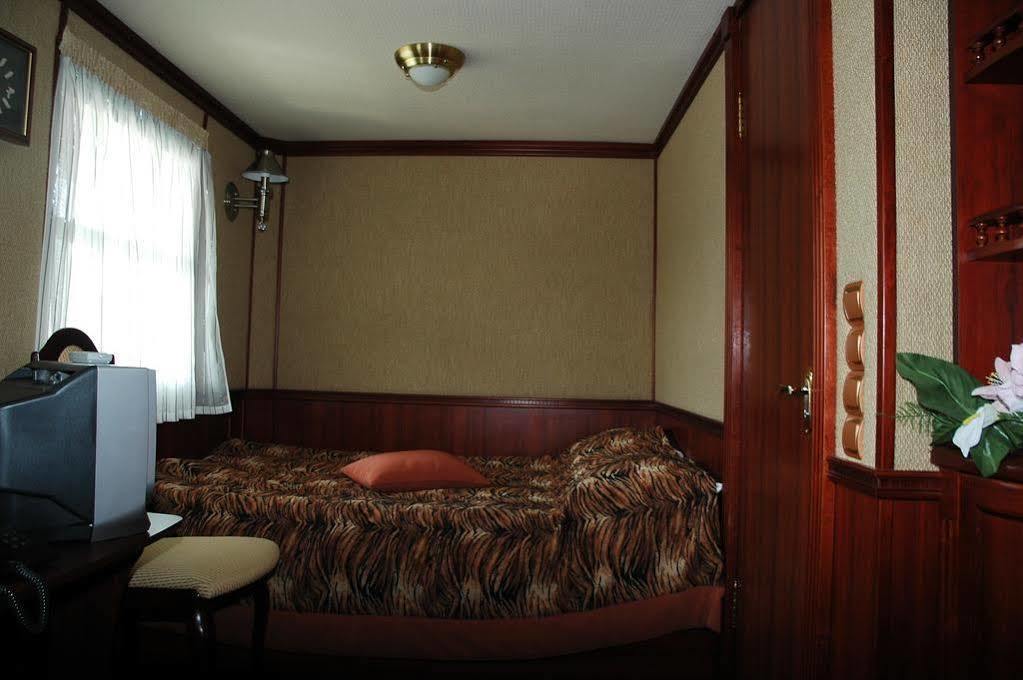 Bogdan Khmelnytskyi Otel Kiev Dış mekan fotoğraf