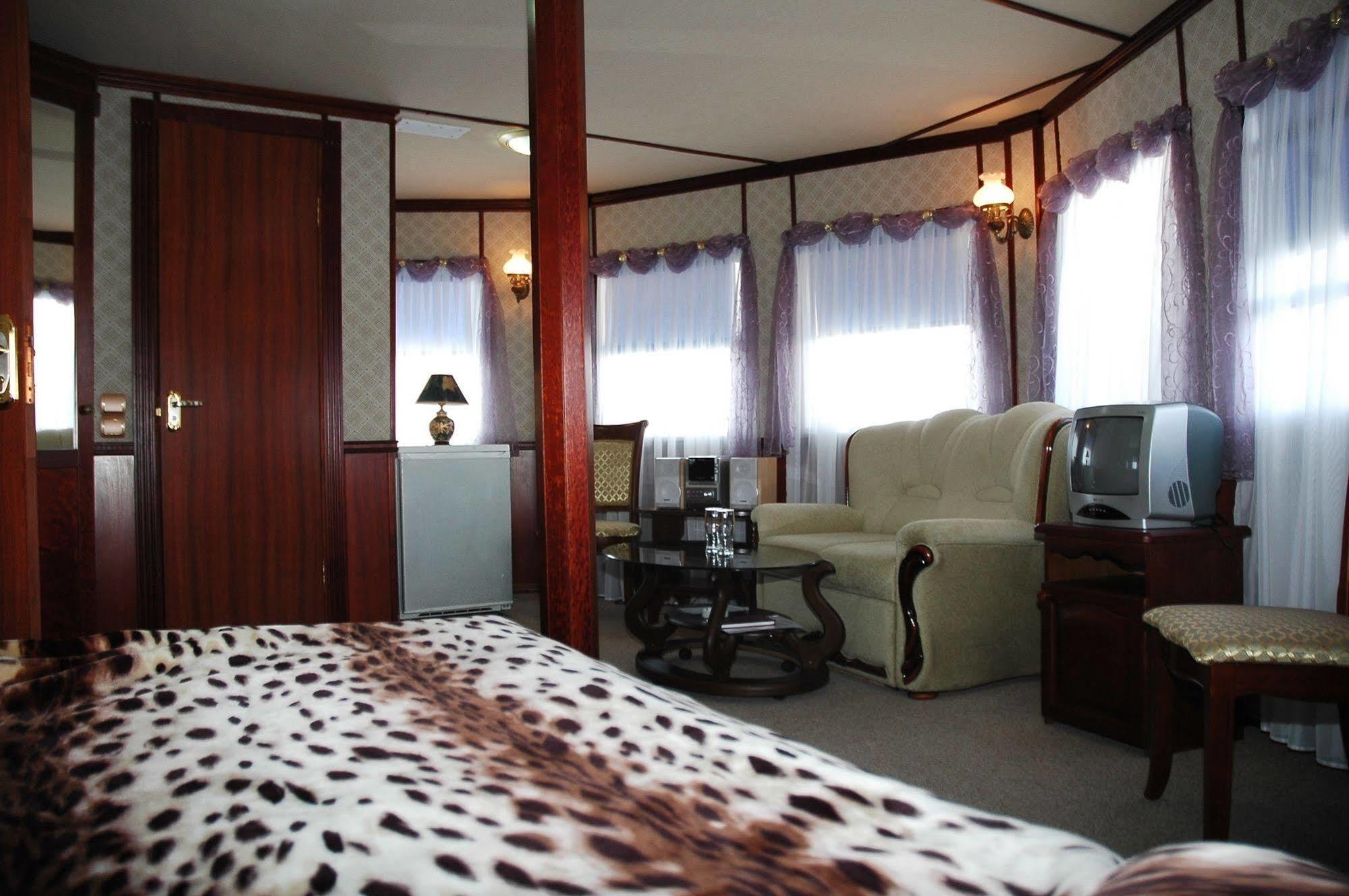 Bogdan Khmelnytskyi Otel Kiev Dış mekan fotoğraf