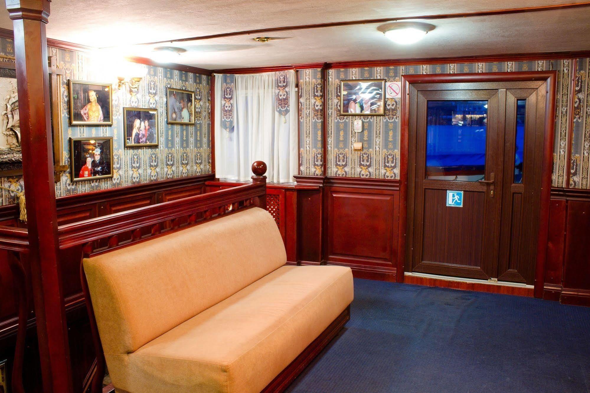 Bogdan Khmelnytskyi Otel Kiev Dış mekan fotoğraf