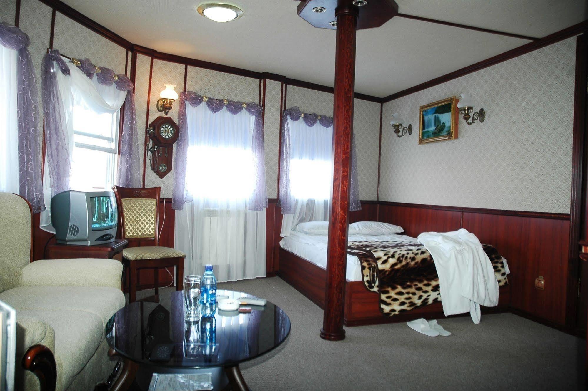 Bogdan Khmelnytskyi Otel Kiev Dış mekan fotoğraf