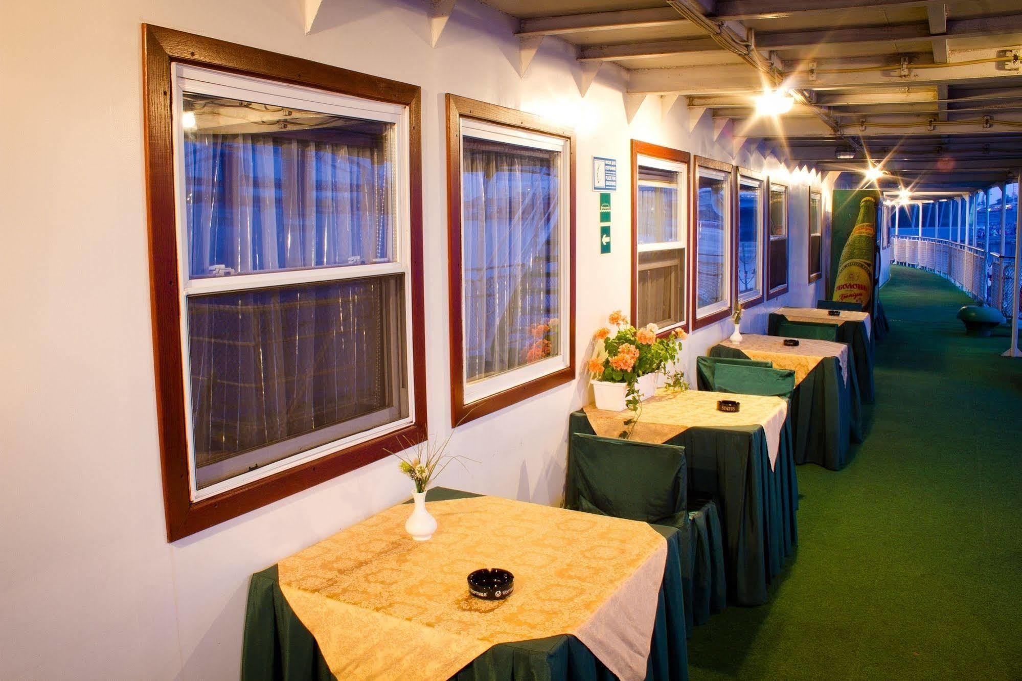 Bogdan Khmelnytskyi Otel Kiev Dış mekan fotoğraf
