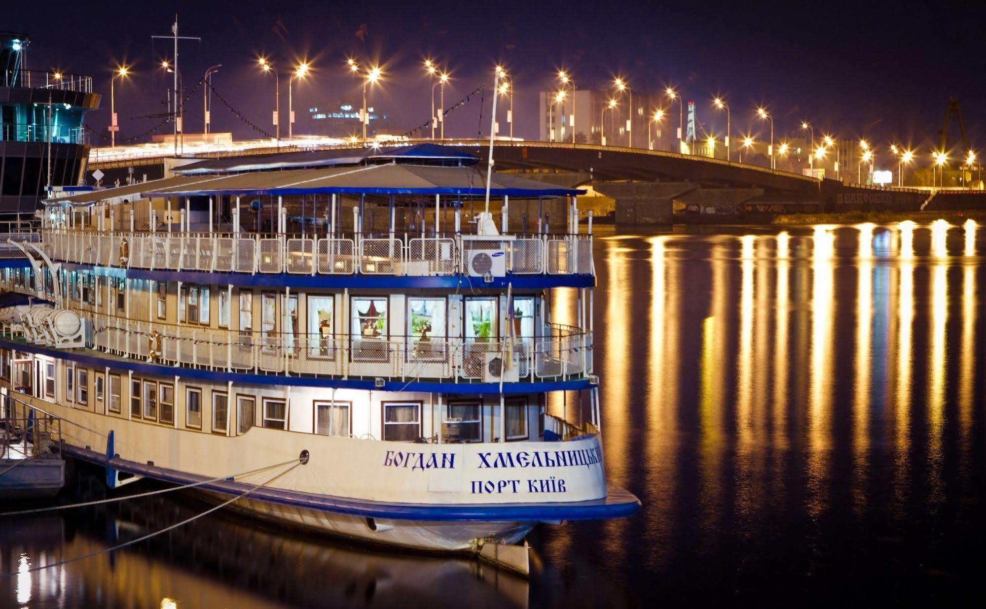 Bogdan Khmelnytskyi Otel Kiev Dış mekan fotoğraf