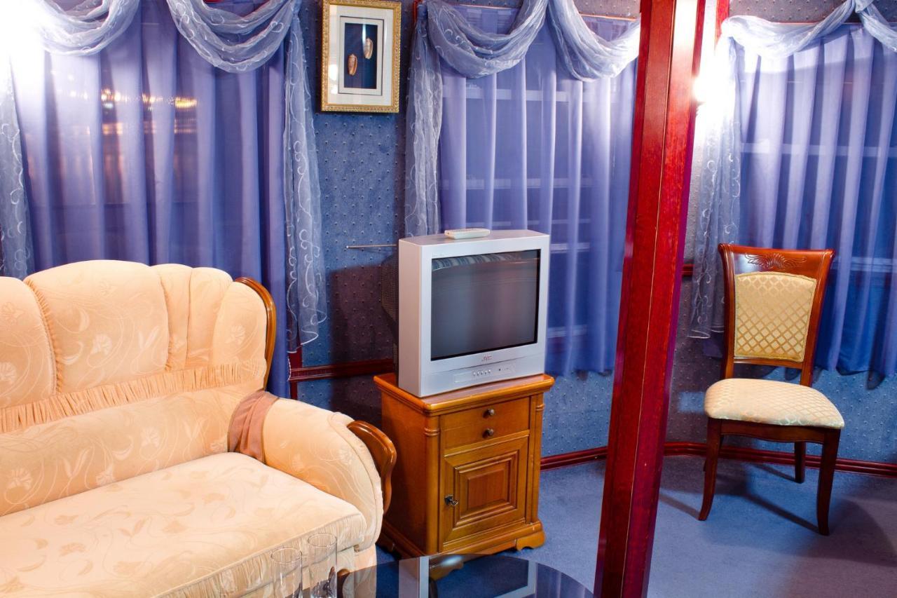 Bogdan Khmelnytskyi Otel Kiev Dış mekan fotoğraf